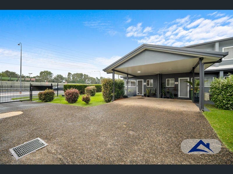 1/690-692 Bruce Highway, Woree — photo 1 of 5