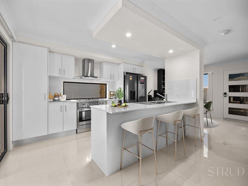 15 Wilsons Peak Way, White Rock — photo 1 of 5