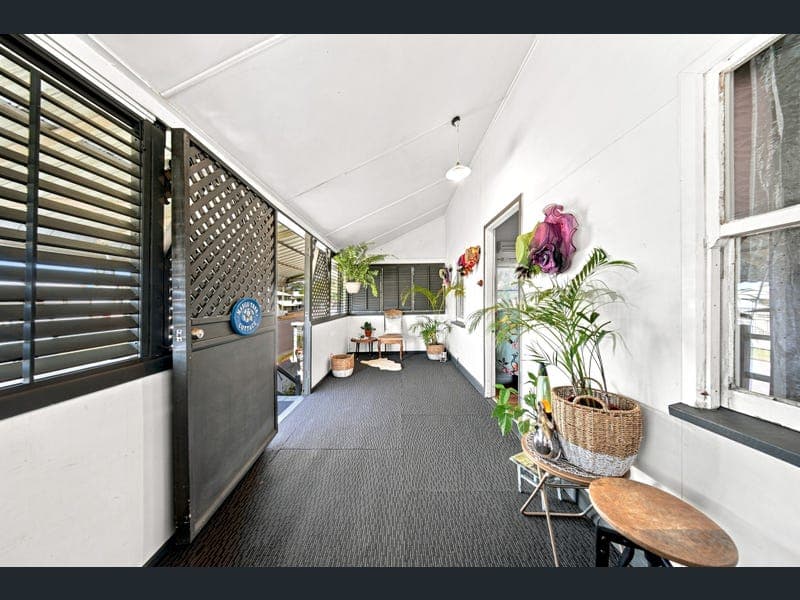 10 Castling Street, West End — photo 1 of 5