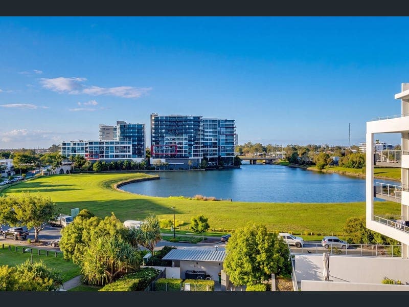 411/41 Harbour Town Drive, Biggera Waters — photo 1 of 5