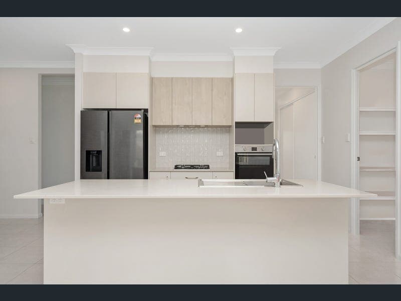 34 New Meadow Circuit, Shaw — photo 1 of 5