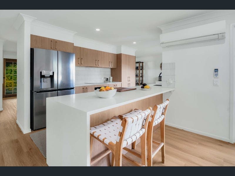 8 Yarraglen Place, Parkwood — photo 1 of 5