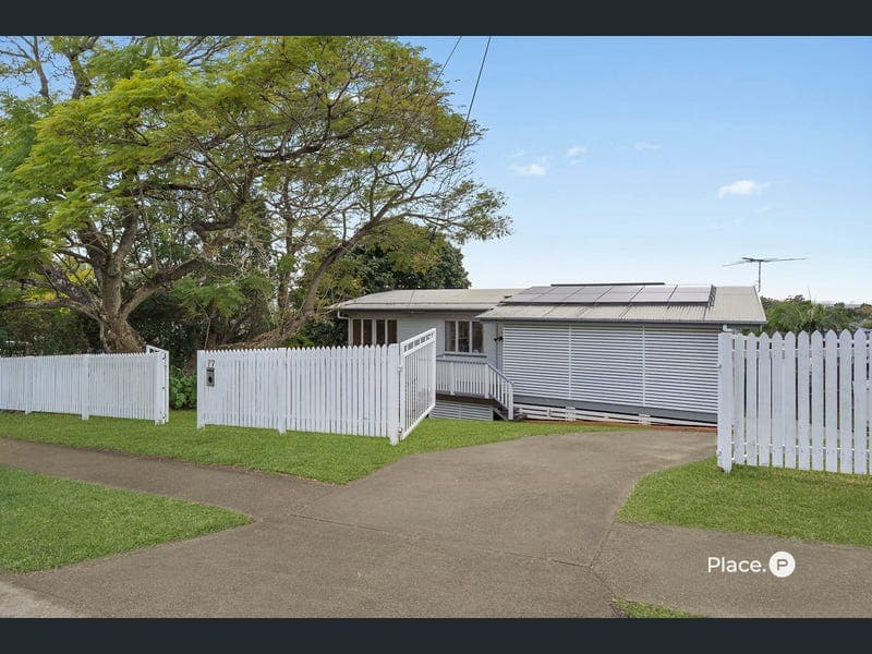 77 Mingera Street, Mansfield — photo 1 of 5