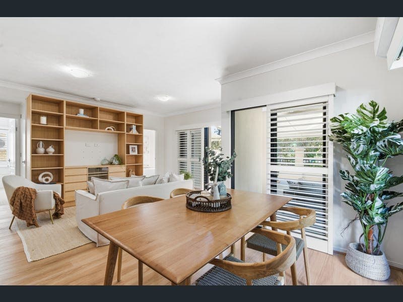 1/12 St Kilda Avenue, Broadbeach — photo 1 of 5