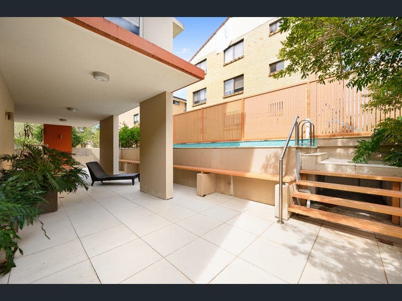 2/20 Lawson Street, Southport — photo 1 of 5