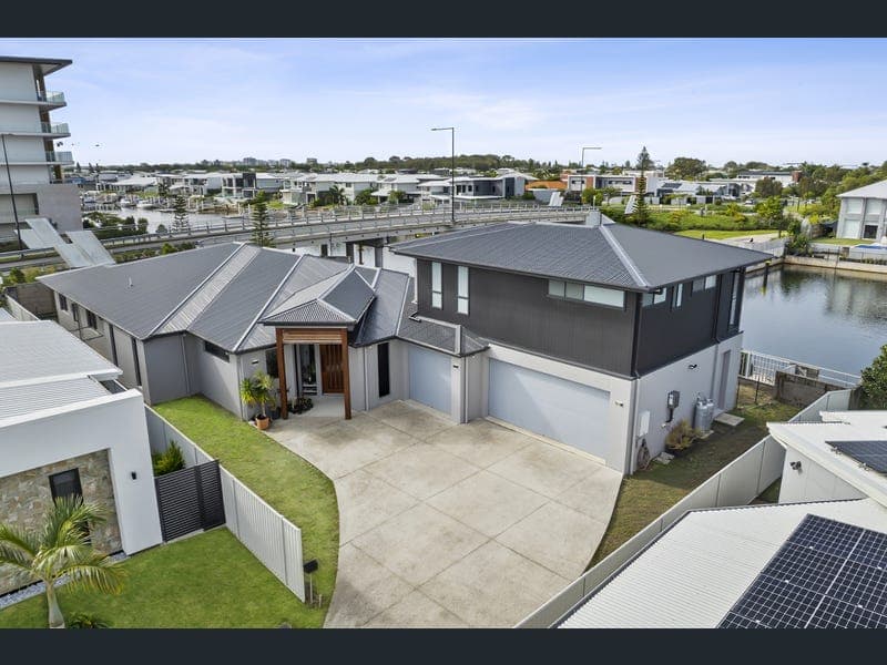 11 Seamount Court, Pelican Waters — photo 1 of 5