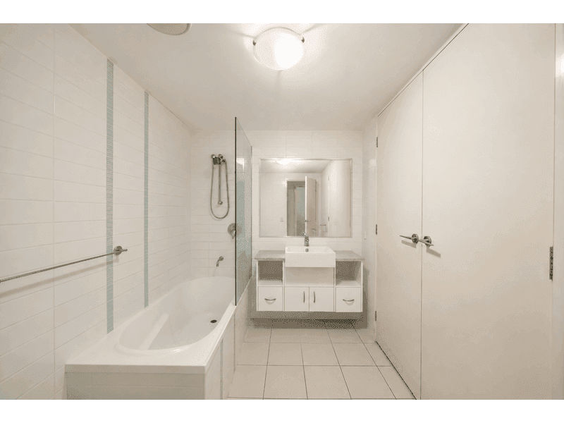 38/95 Clarence Road, Indooroopilly — photo 1 of 4