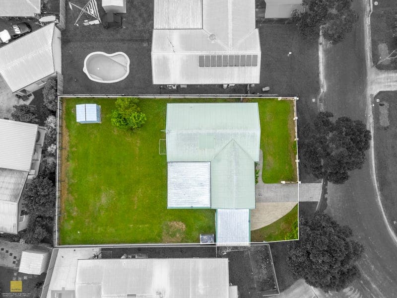 8 Zarr Street, Edmonton — photo 1 of 5