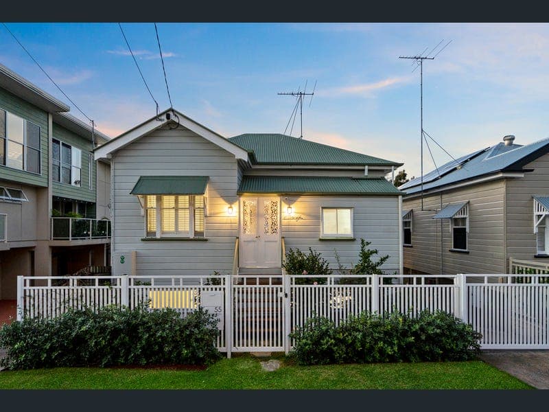 55 Yamboyna Street, Manly — photo 1 of 5