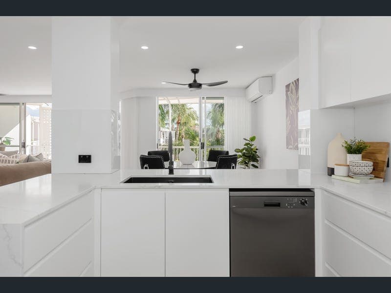 110/1 Lee Road, Runaway Bay — photo 1 of 5