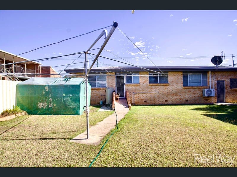 88 Takalvan Street, Svensson Heights — photo 1 of 5