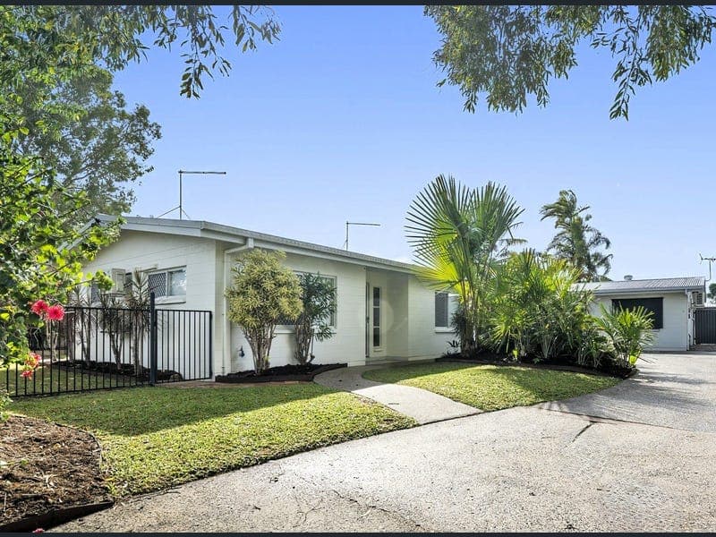 14 Almond Street, Holloways Beach — photo 1 of 5
