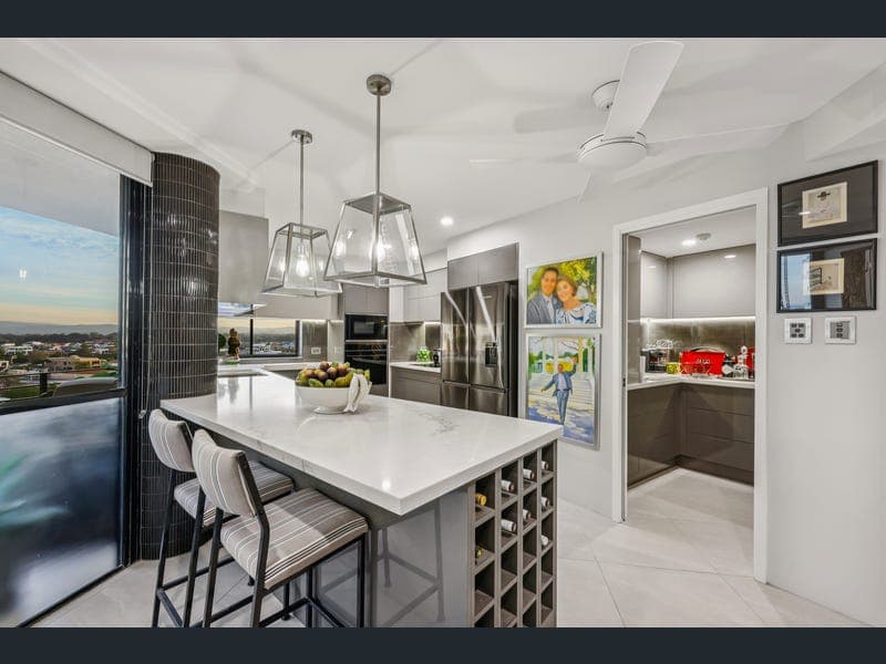 9/19 Peak Avenue, Main Beach — photo 1 of 5