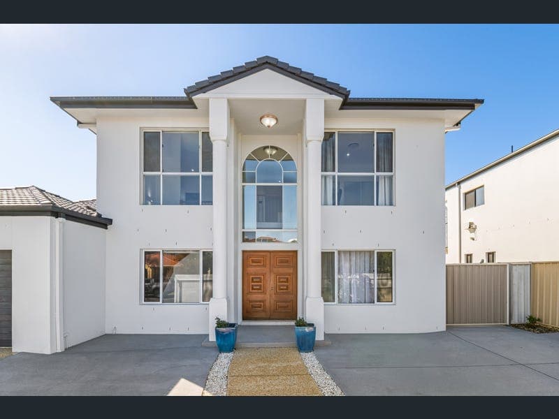 12 Redgum Place, Molendinar — photo 1 of 5