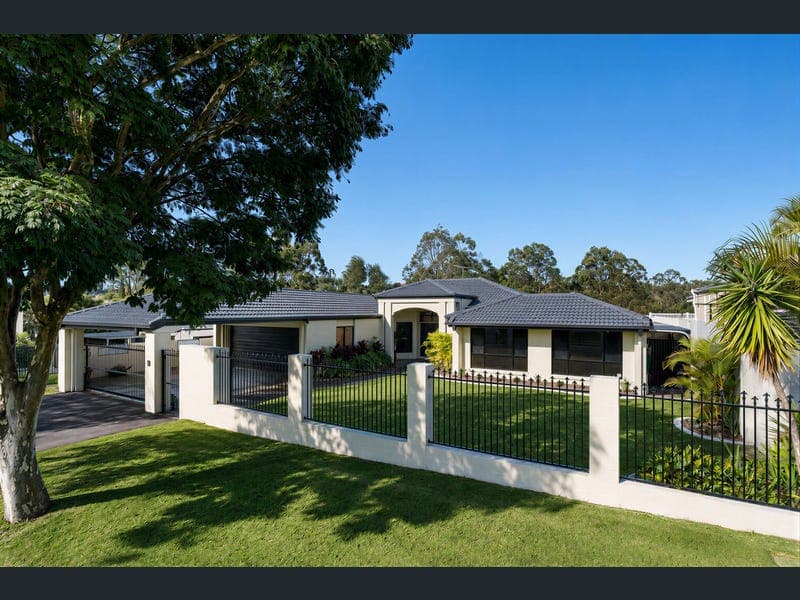 16 Willow Place, Carindale — photo 1 of 5