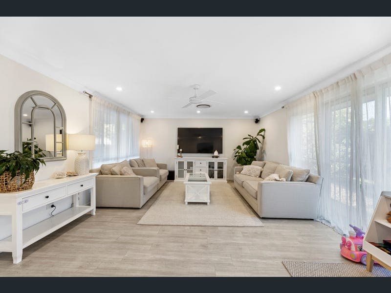87 Oceanic Drive, Mermaid Waters — photo 1 of 5
