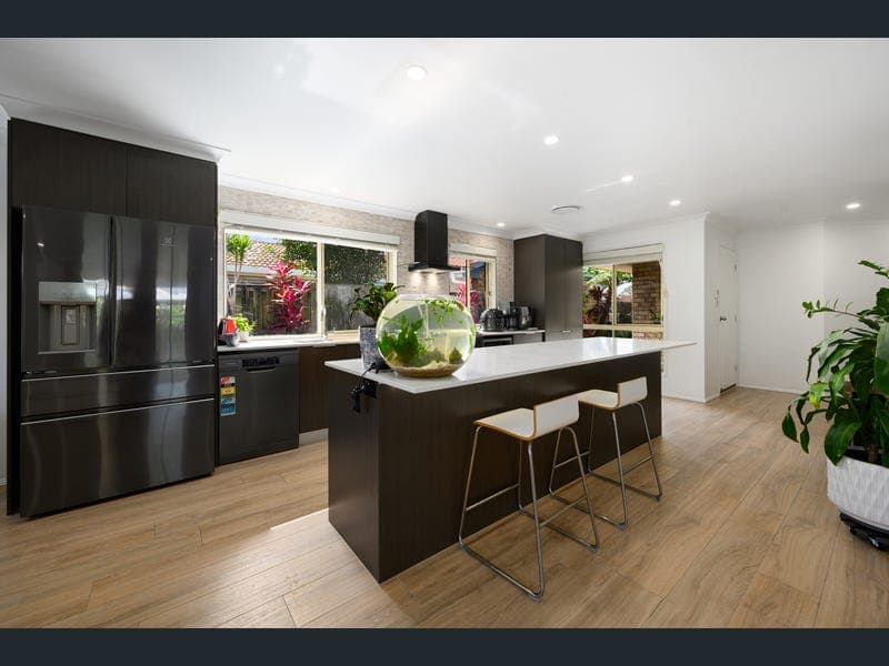 27 Numbat Court, Coombabah — photo 1 of 5