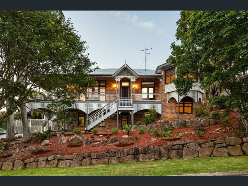 32 Tristania Drive, Bardon — photo 1 of 5