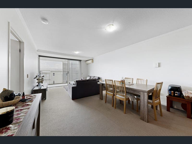 95 Clarence Road, Indooroopilly — photo 1 of 5