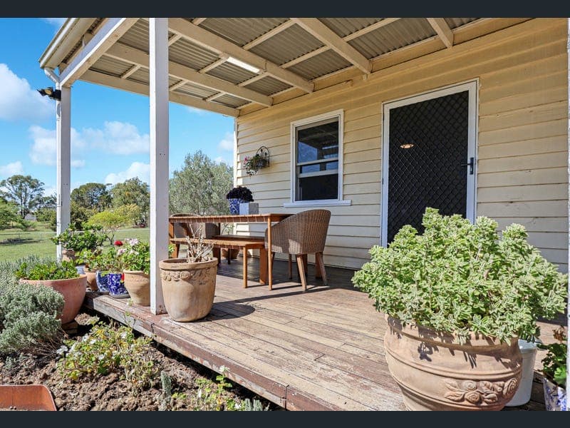 11 Lobwein Street, Meringandan West — photo 1 of 5