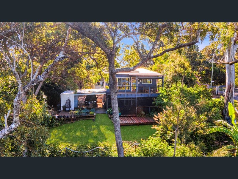 2 Waterside Drive, Macleay Island — photo 1 of 5