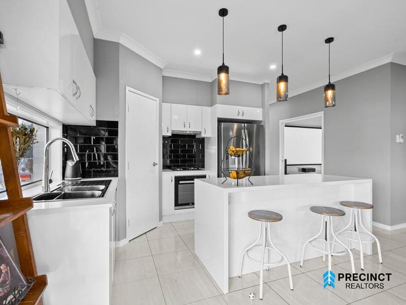 9 Raff Road, Caboolture South — photo 1 of 5