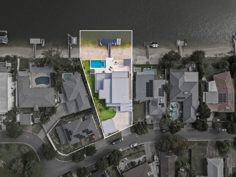11 Gretel Drive, Mermaid Waters — photo 1 of 5