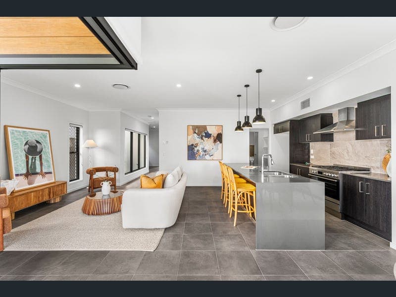 87 Kate Street, Carina — photo 1 of 5