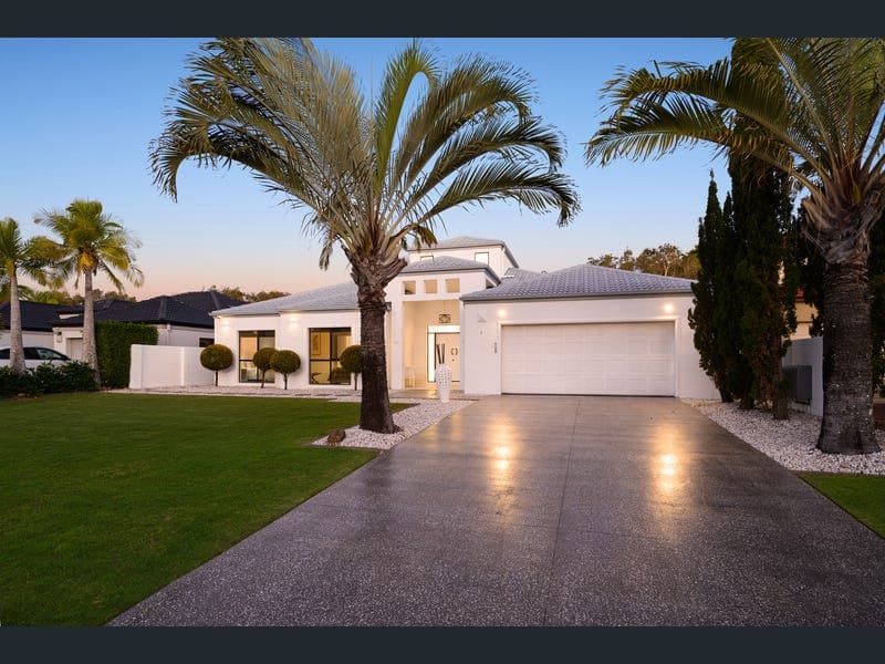 2 Parkwater Terrace, Helensvale — photo 1 of 5