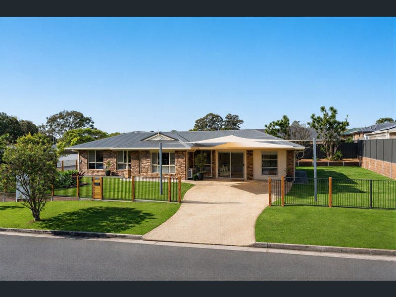 7 Almond Avenue, Birkdale — photo 1 of 5