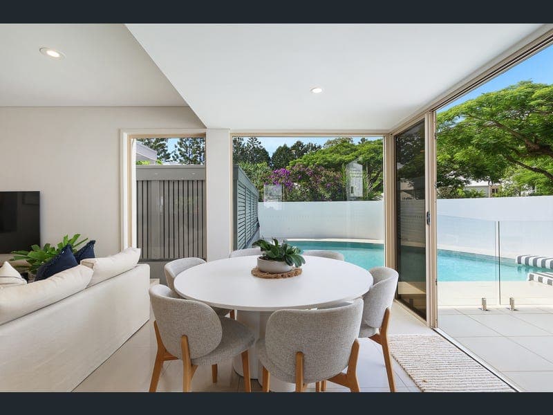 2110 South Shields Drive, Benowa — photo 1 of 5