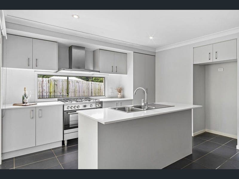 8 Bass Court, Oxenford — photo 1 of 3