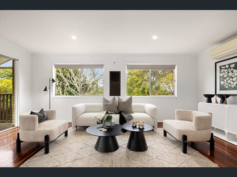 11 Rialanna Street, Kenmore — photo 1 of 5