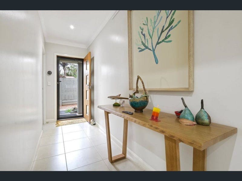 2/245A Mackenzie Street, Centenary Heights — photo 1 of 5