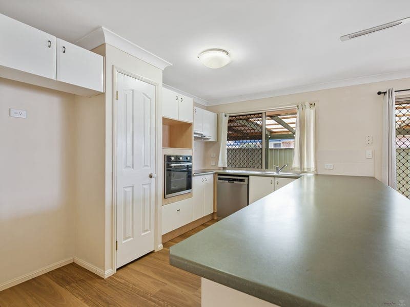 8 Glenwwod Pl, Wynnum West — photo 1 of 5