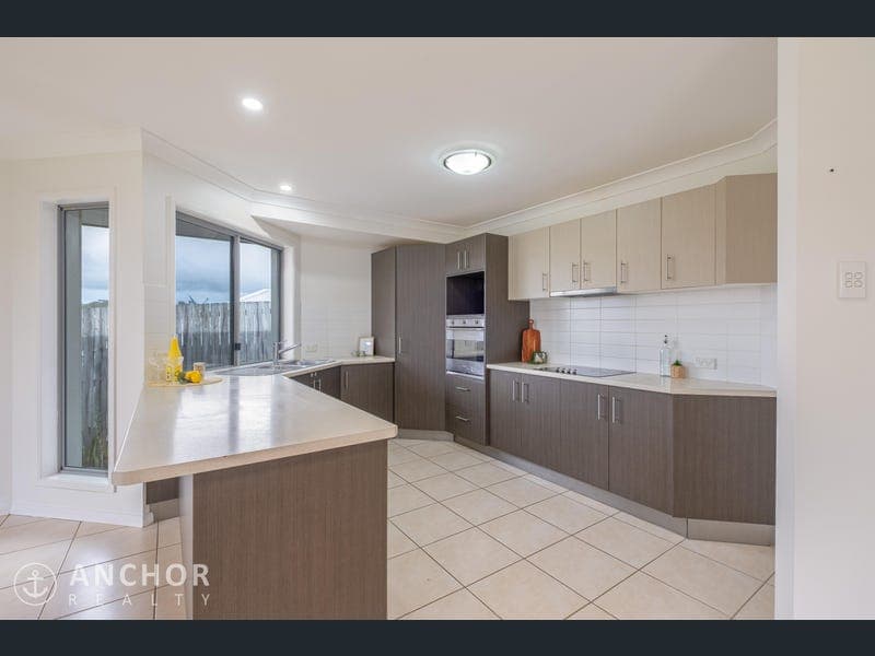 8 Directors Circuit, Jones Hill — photo 1 of 5