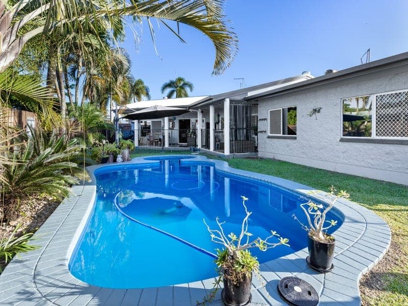 13 Leeuwin Crescent, Bentley Park — photo 1 of 5