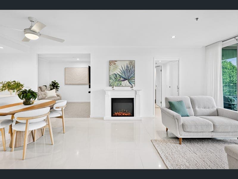 1111/33 T E Peters Drive, Broadbeach Waters — photo 1 of 5