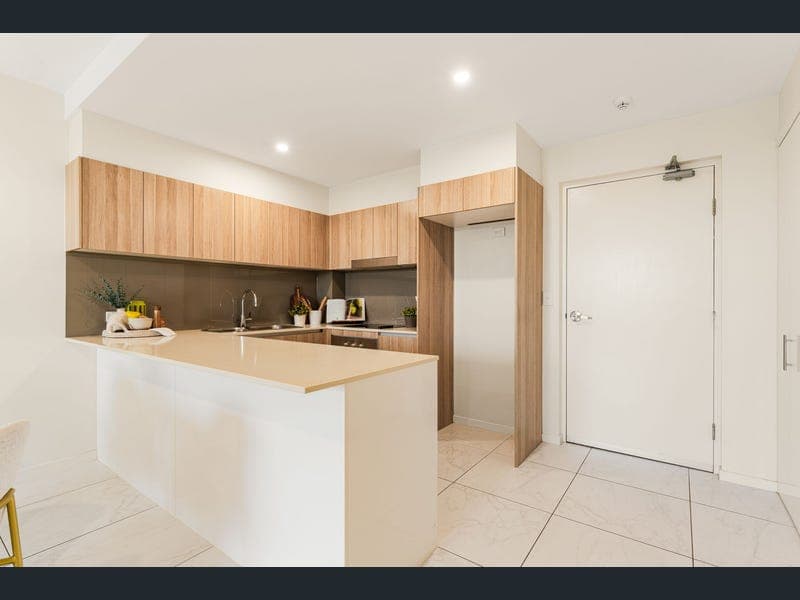 33/908 Logan Road, Holland Park West — photo 1 of 5