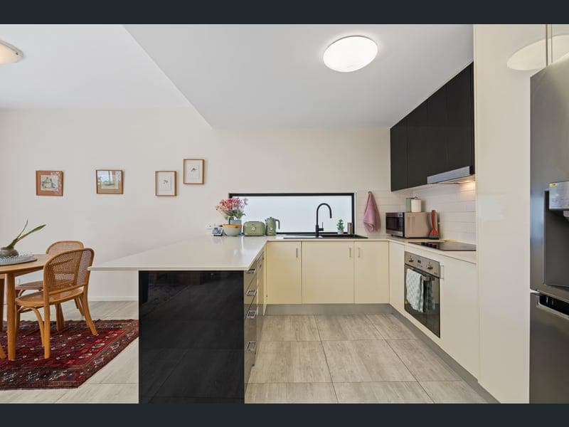 8/35 Crown Street, Holland Park West — photo 1 of 5