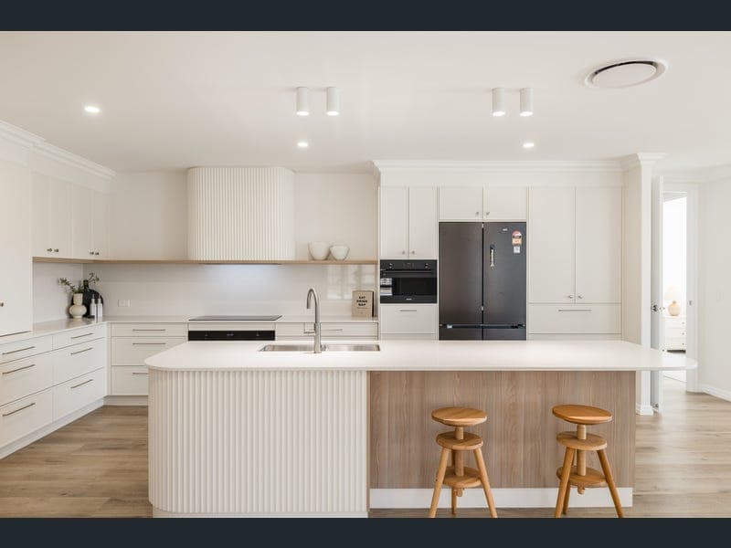 16 Mirambeena Drive, Highfields — photo 1 of 5