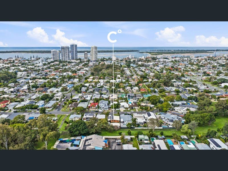 20 Deagon Drive, Runaway Bay — photo 1 of 5