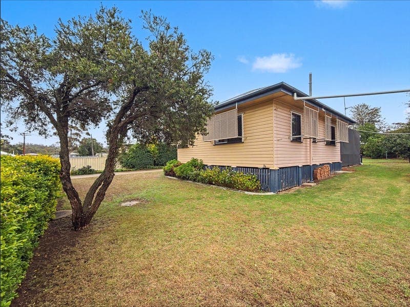 4 Thomas Street, Warwick — photo 1 of 5