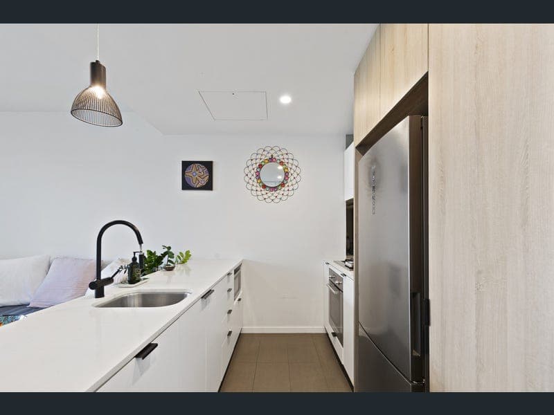 809/2-4 Edmondstone Street, South Brisbane — photo 1 of 5