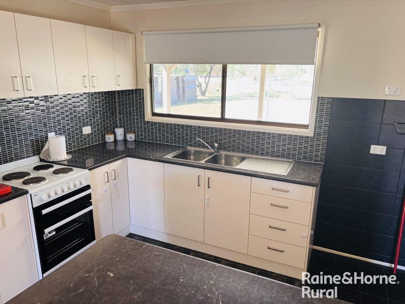 60 Mcphie Street, Roma — photo 1 of 5