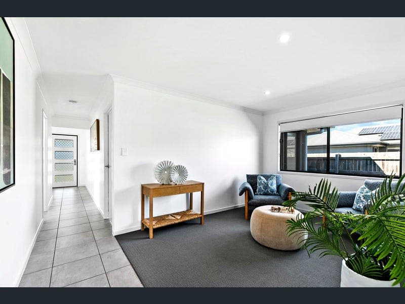 8 Bayside Close, Point Vernon — photo 1 of 5