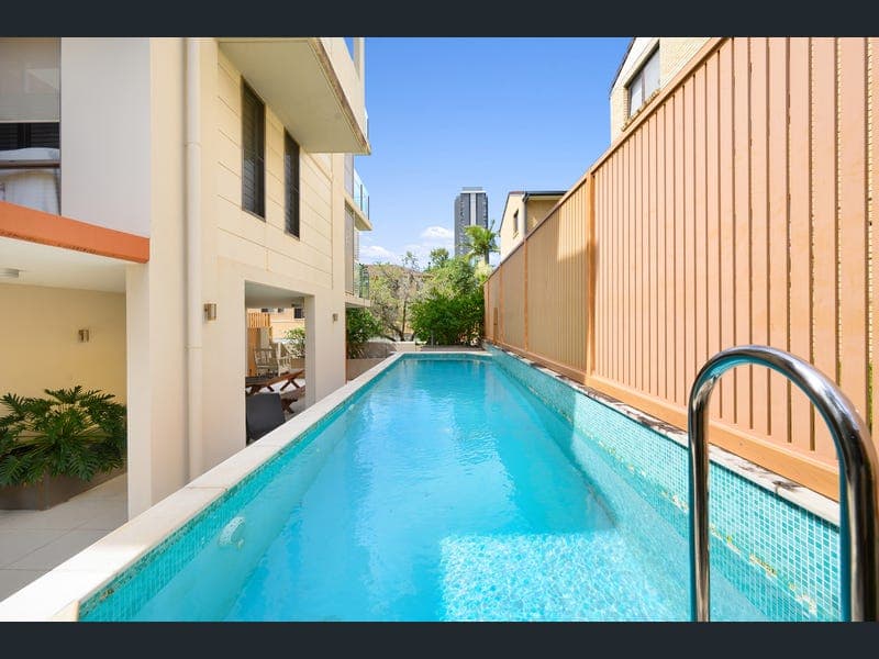 7/20 Lawson Street, Southport — photo 1 of 5