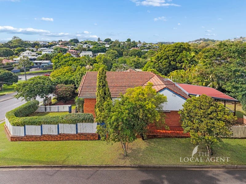 105 Esher Street, Holland Park West — photo 1 of 5