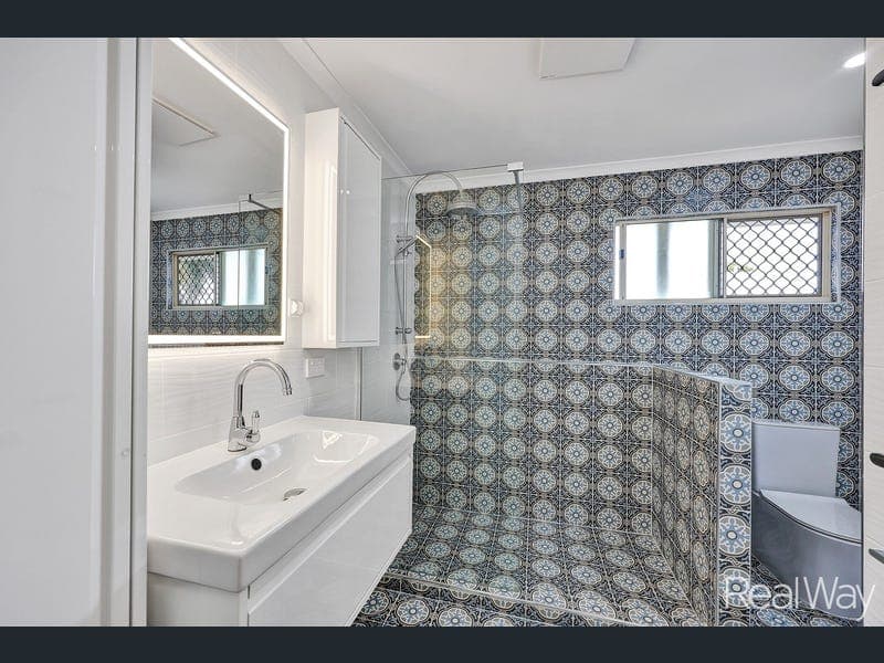 13 Bullpitt Street, Avenell Heights — photo 1 of 5