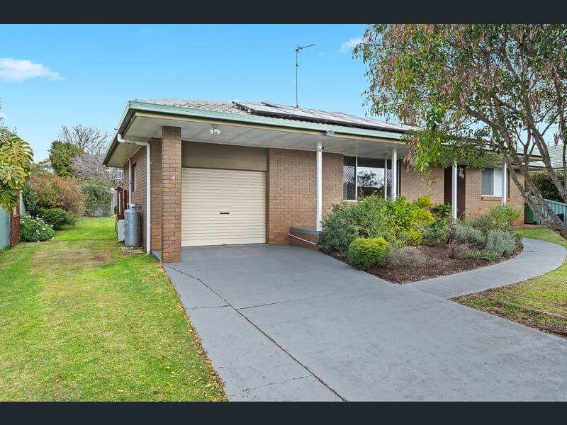 4 Gloucester Crescent, Darling Heights — photo 1 of 5